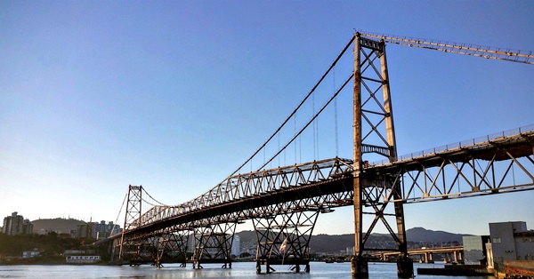 Cidades de Santa Catarina - ponte Hercílio luz em Florianópolis